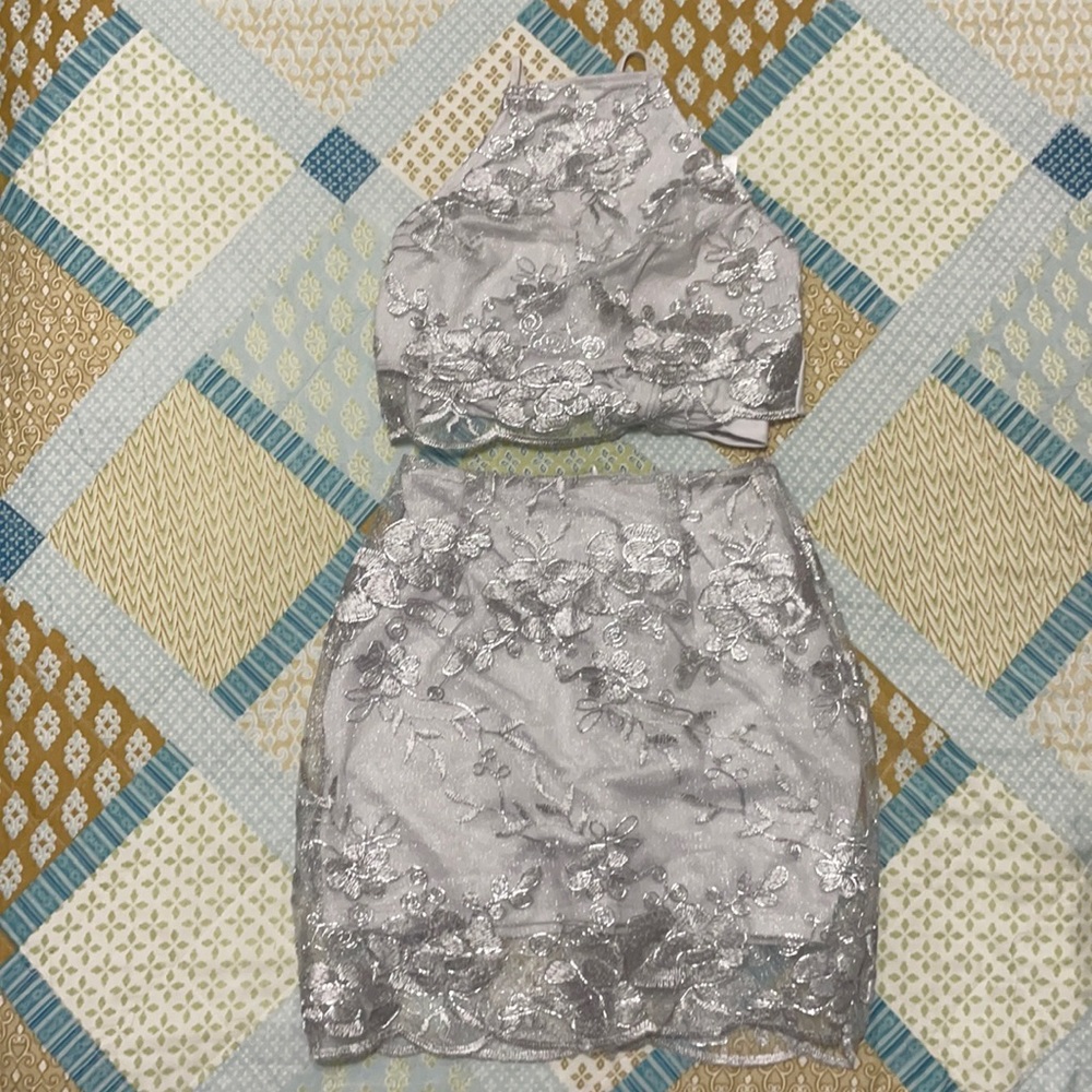 Es un set de falda con blusa